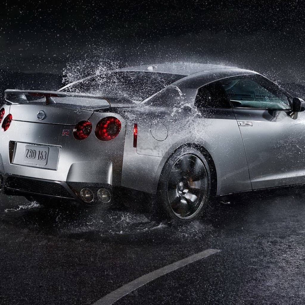 Серебристый Nissan GT-R под дождем