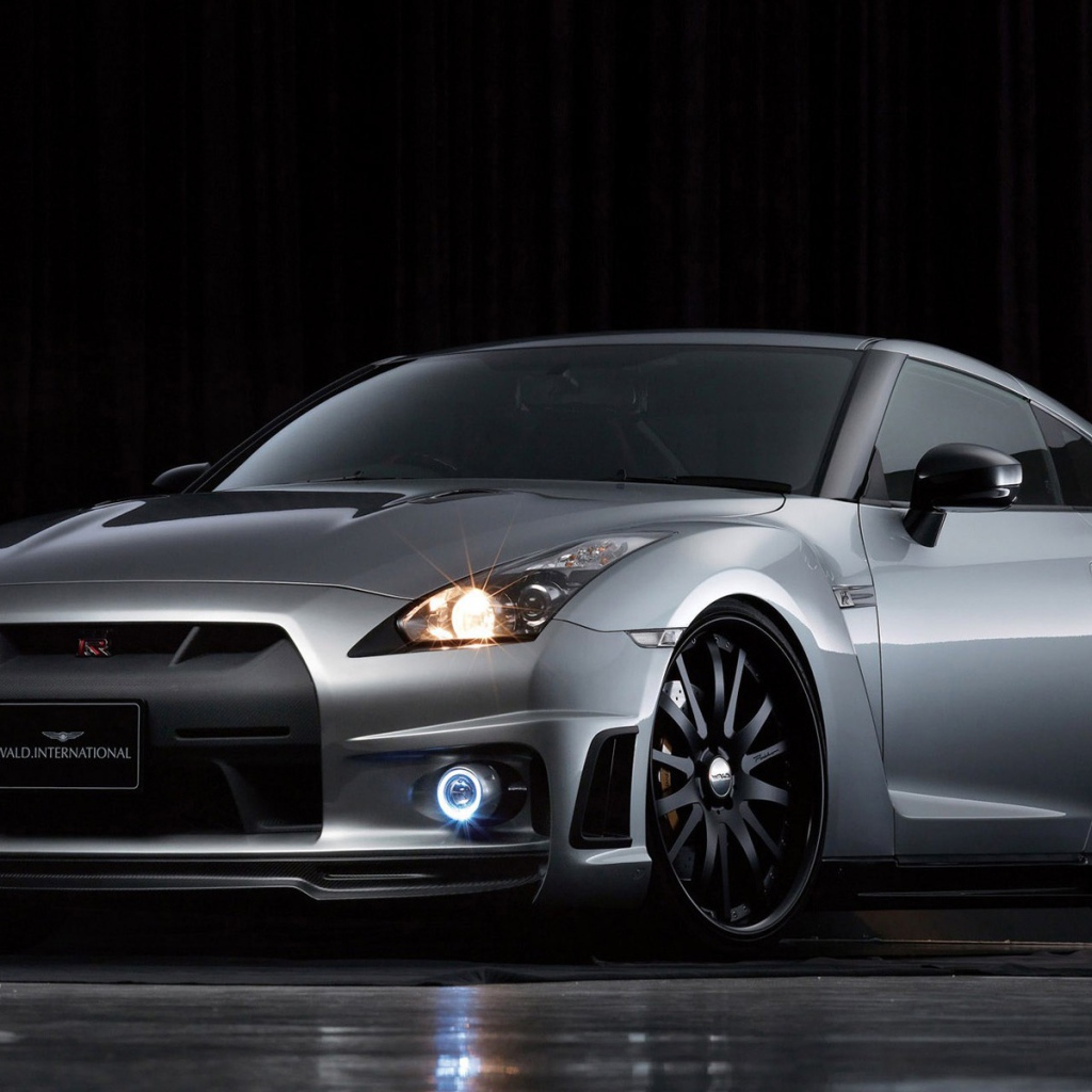 Серебристый автомобиль Nissan GT-R R35