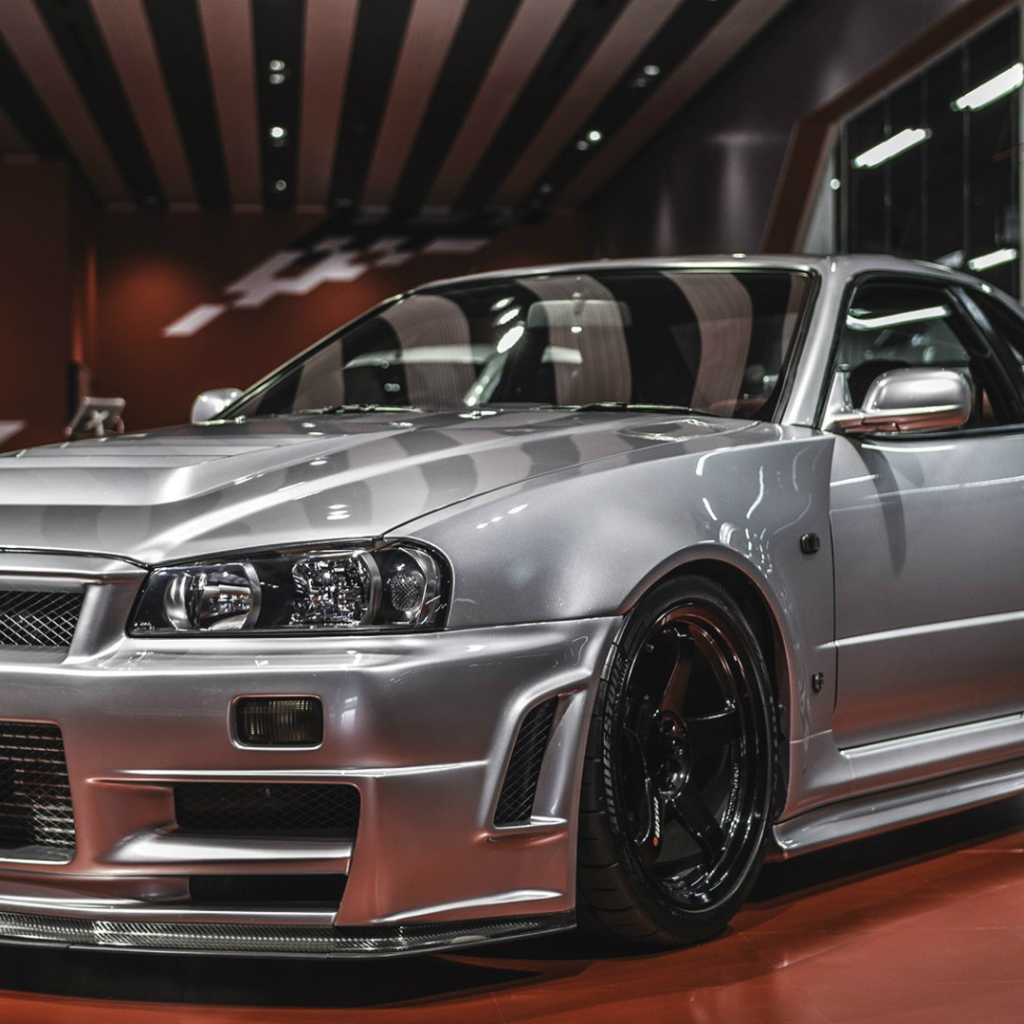 Серебристый автомобиль Nissan Skyline GT-R Nismo