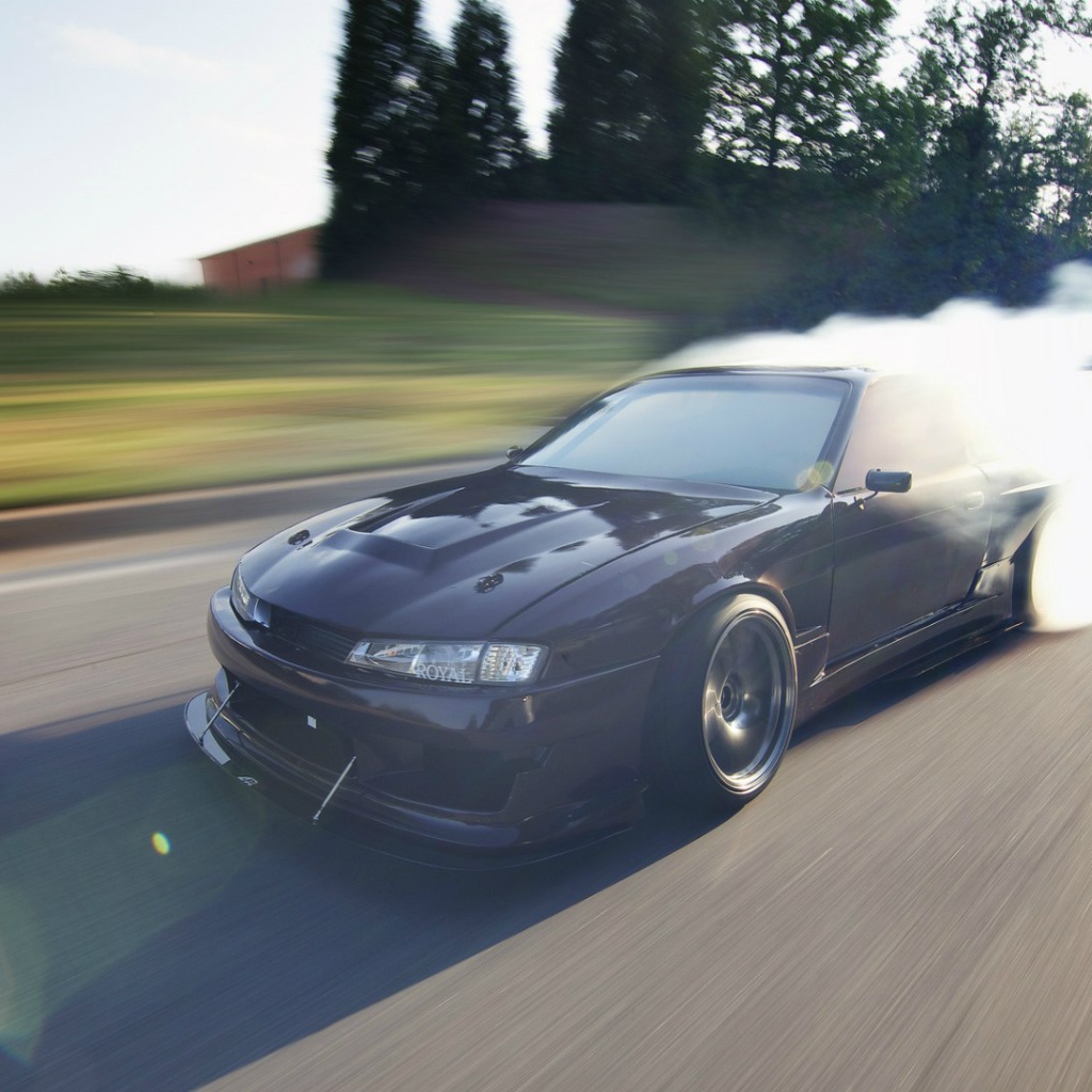 Дымящийся Nissan Silvia S14 240SX