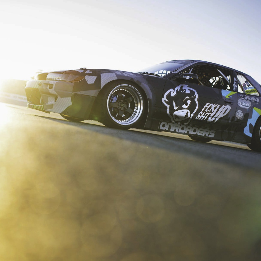 Спортивный Nissan S13 на гонке