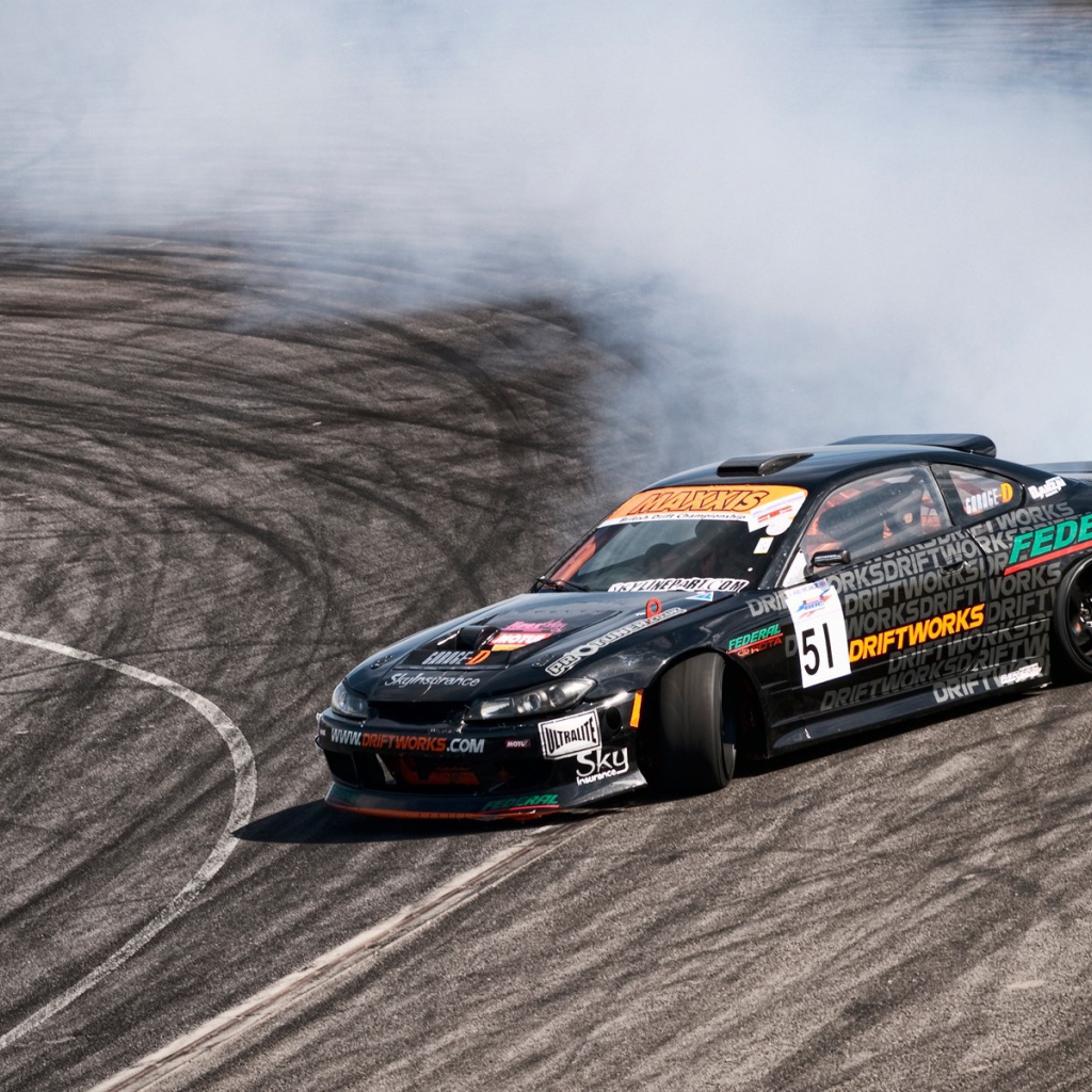 Спортивный Nissan Silvia S15 на гонке