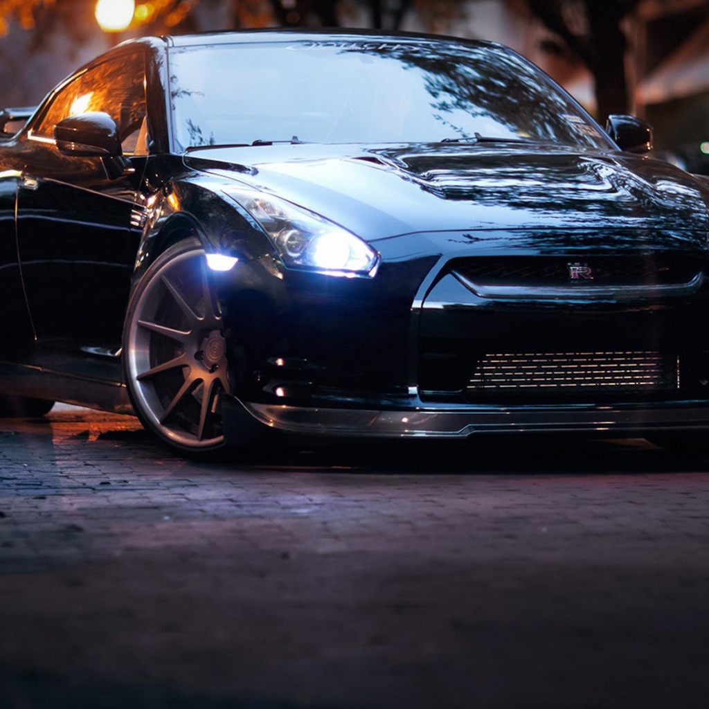 Стильный черный Nissan GT-R
