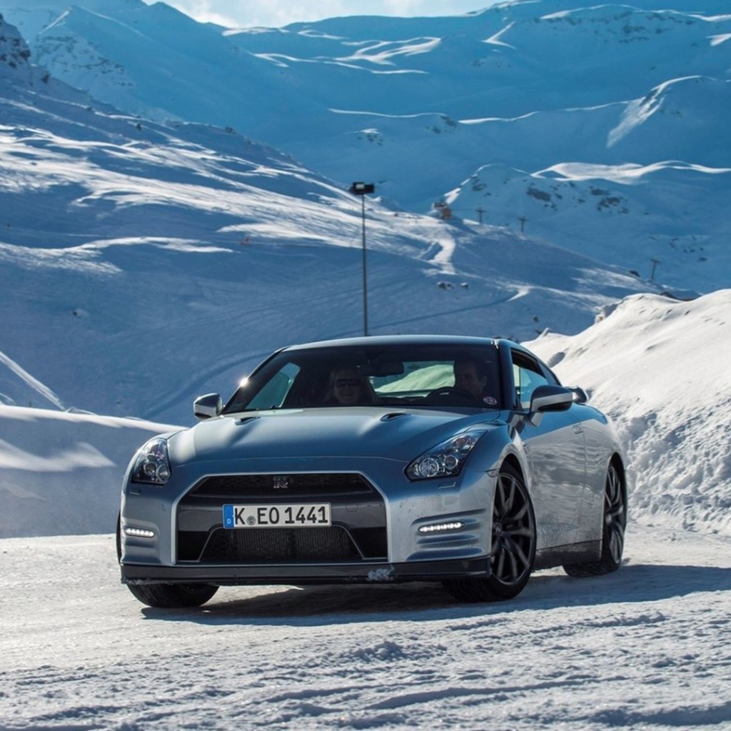 Испытание автомобиля Nissan в горах