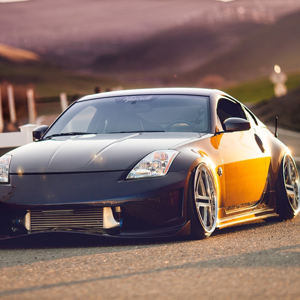 Тюнингованный Nissan 350Z на дороге