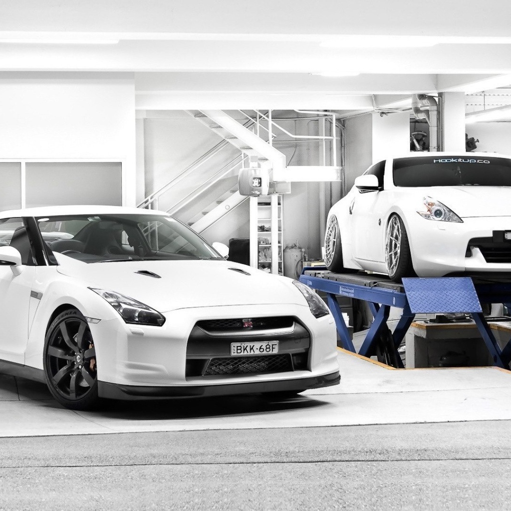 Белые Nissan 370Z в автосервисе