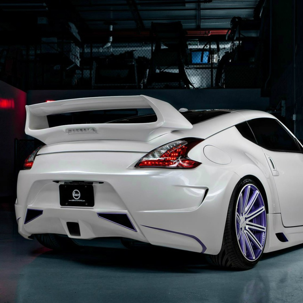 Спортивный белый Nissan 370Z