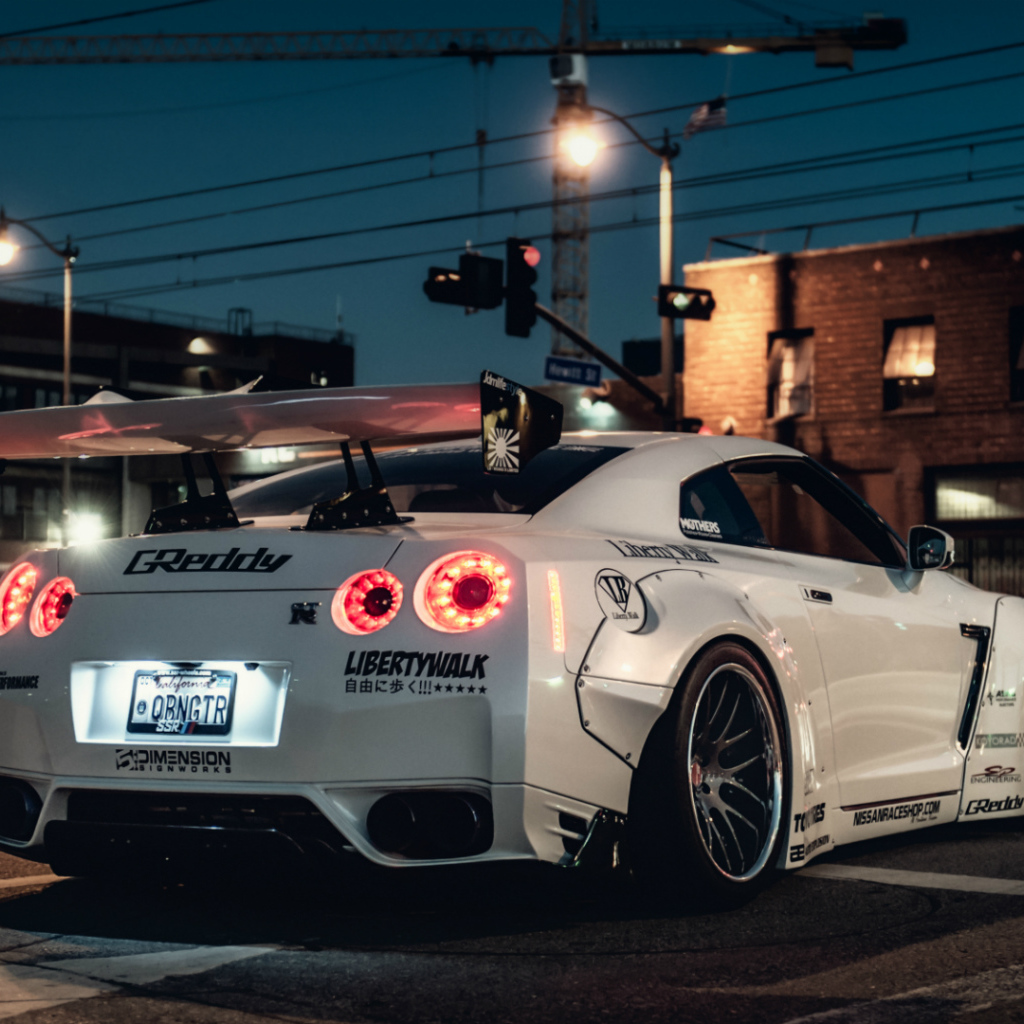 Белый Nissan GT-R