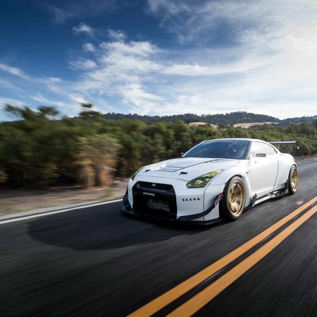 Белый Nissan GT-R летит по трассе