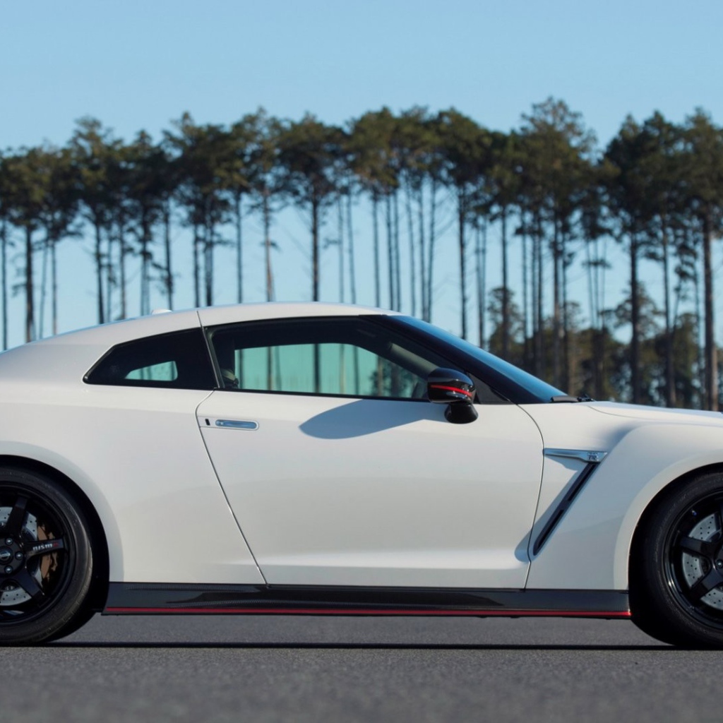 Белый Nissan GT-R на фоне деревьев