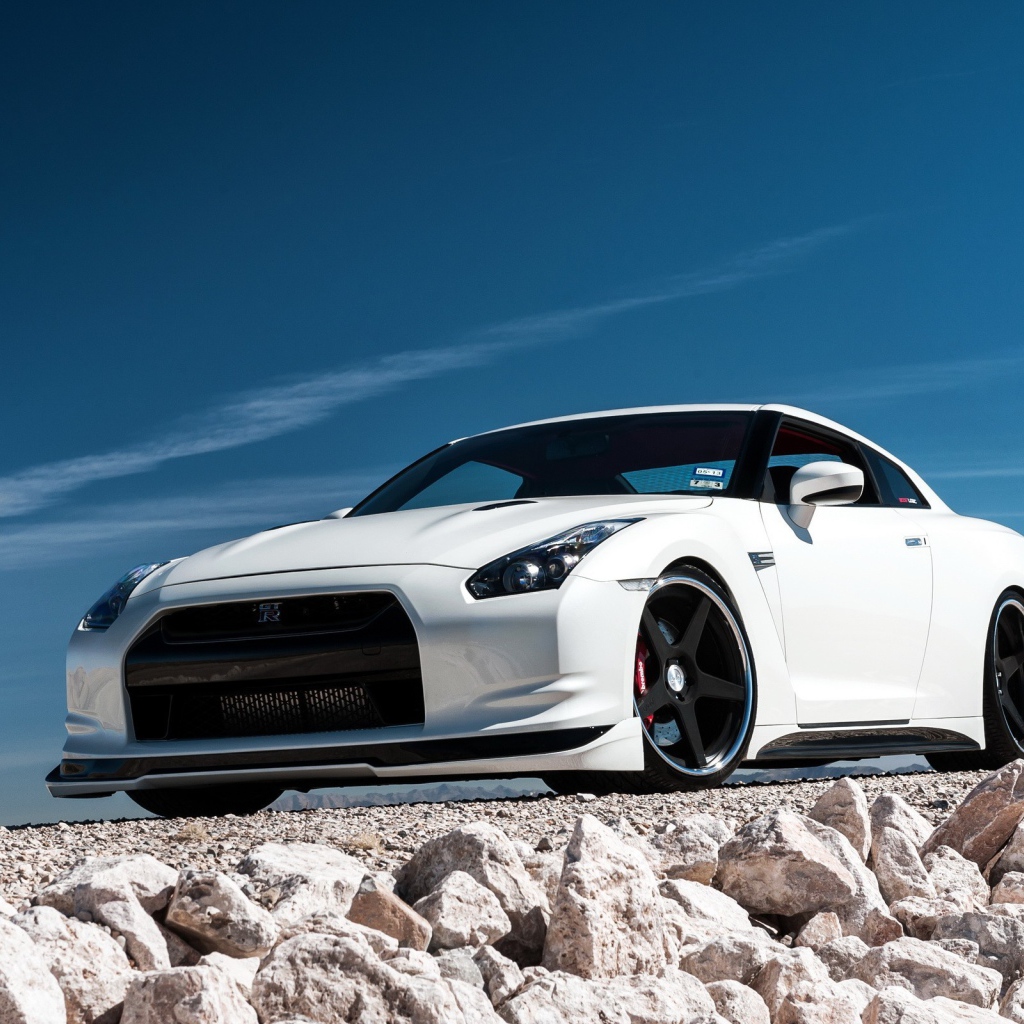 Белый Nissan GT-R на белых камнях