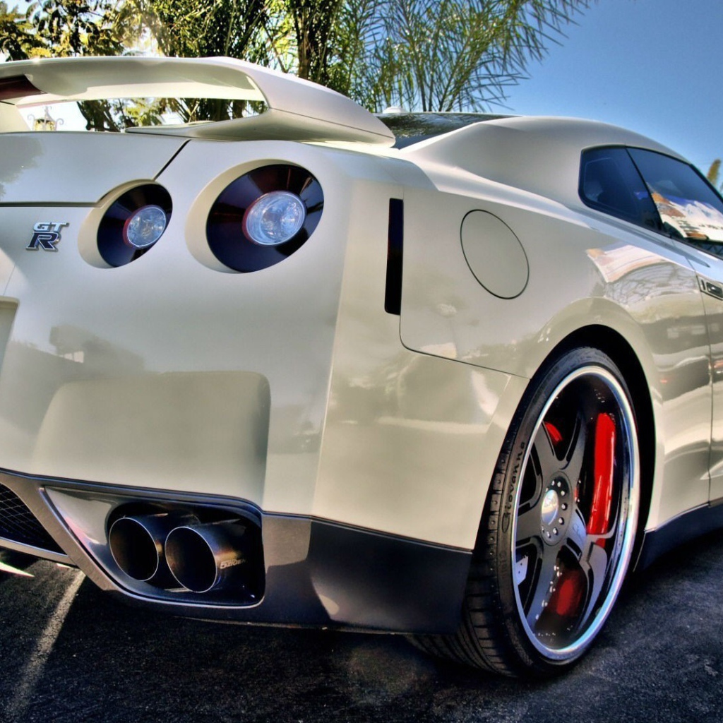 Белый Nissan GT-R со спойлером