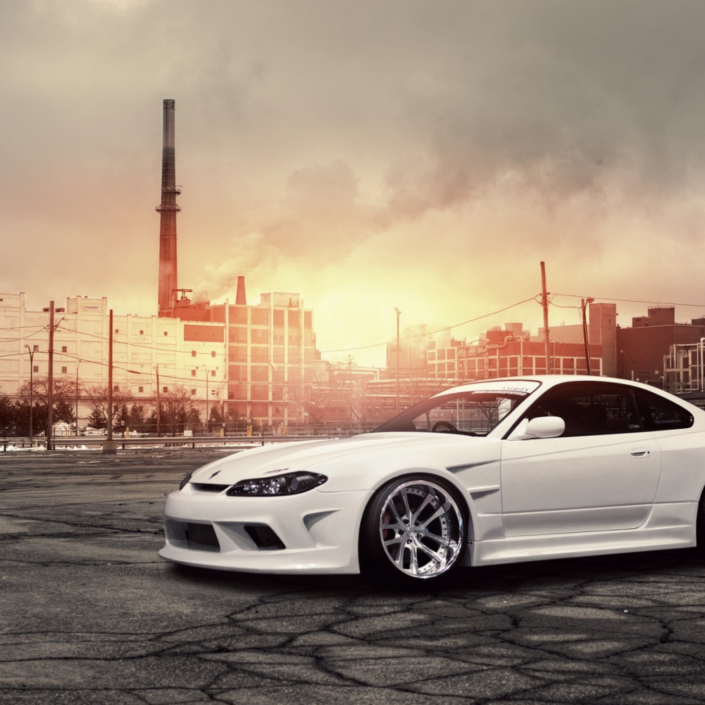 Белый Nissan Silvia S15 на фоне завода