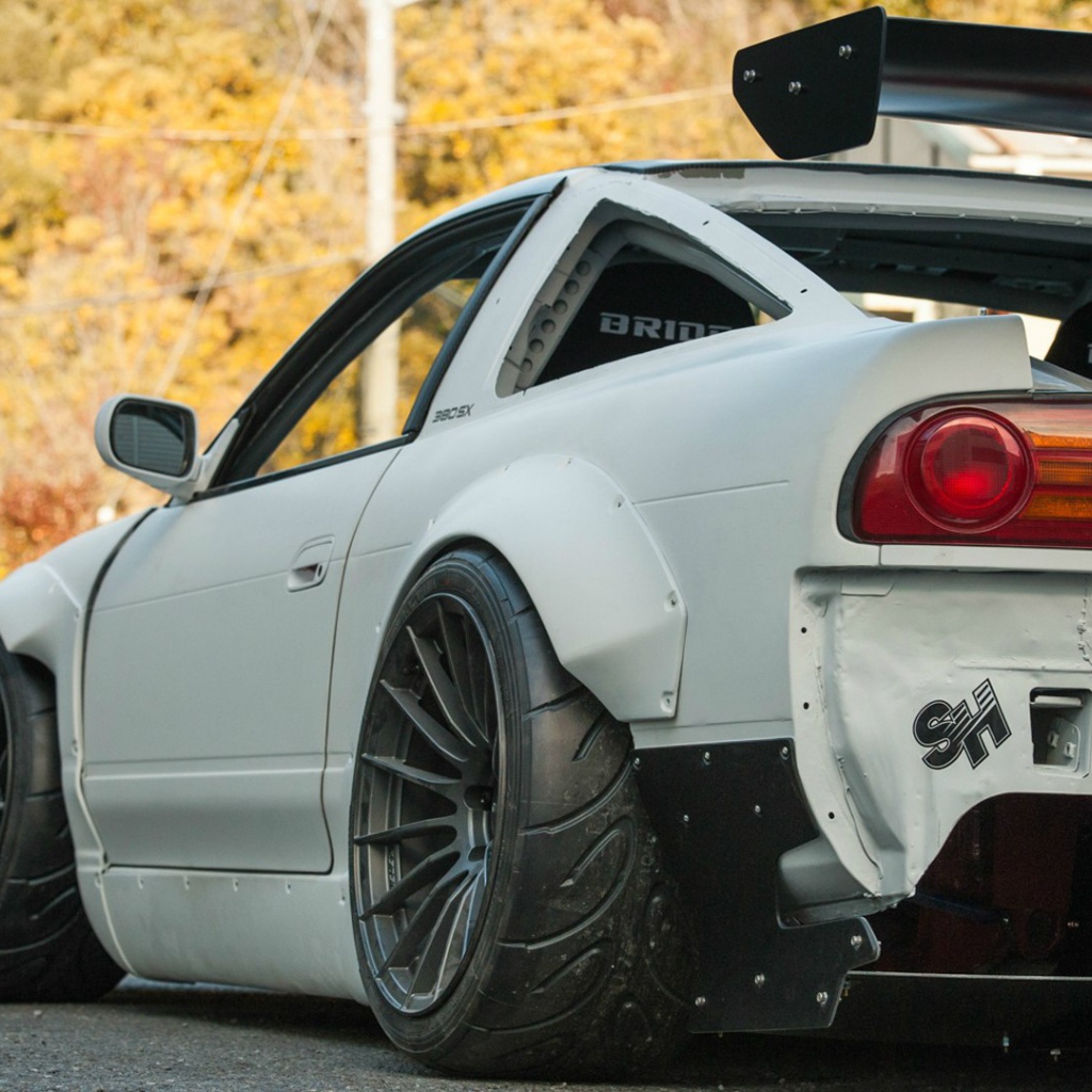 Белый спортивный Nissan 380SX