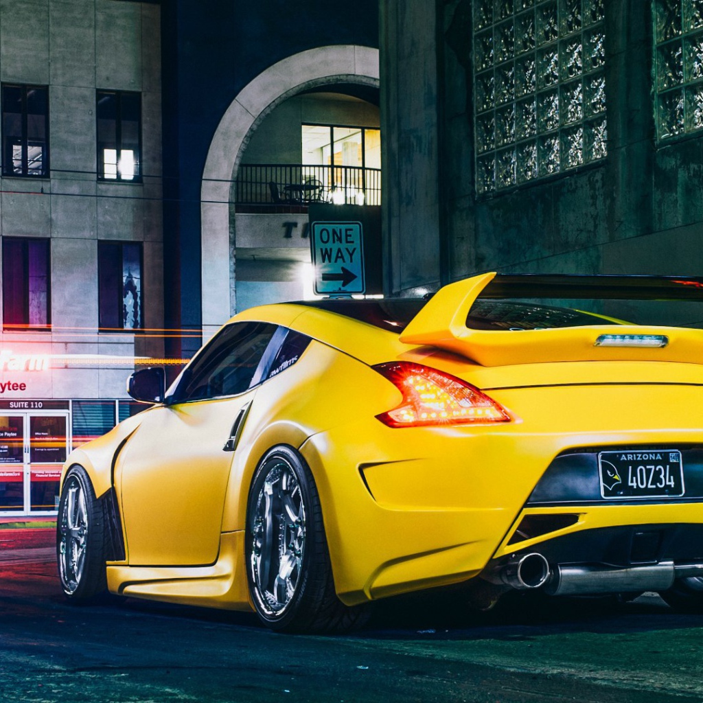 Желтый Nissan 370Z