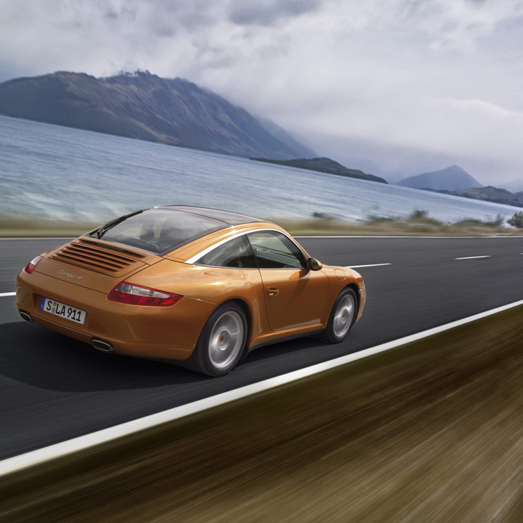 Золотистый автомобиль на дороге