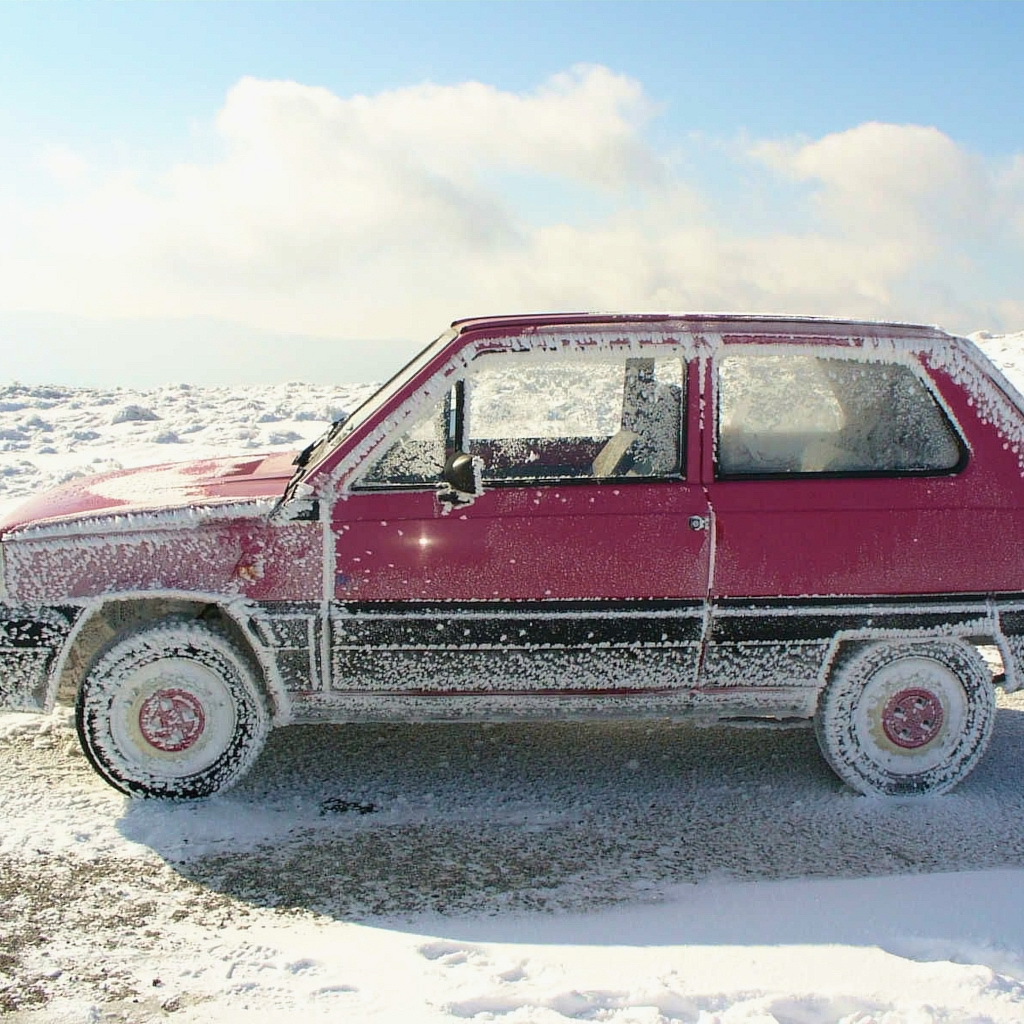 Розовый автомобиль в инее