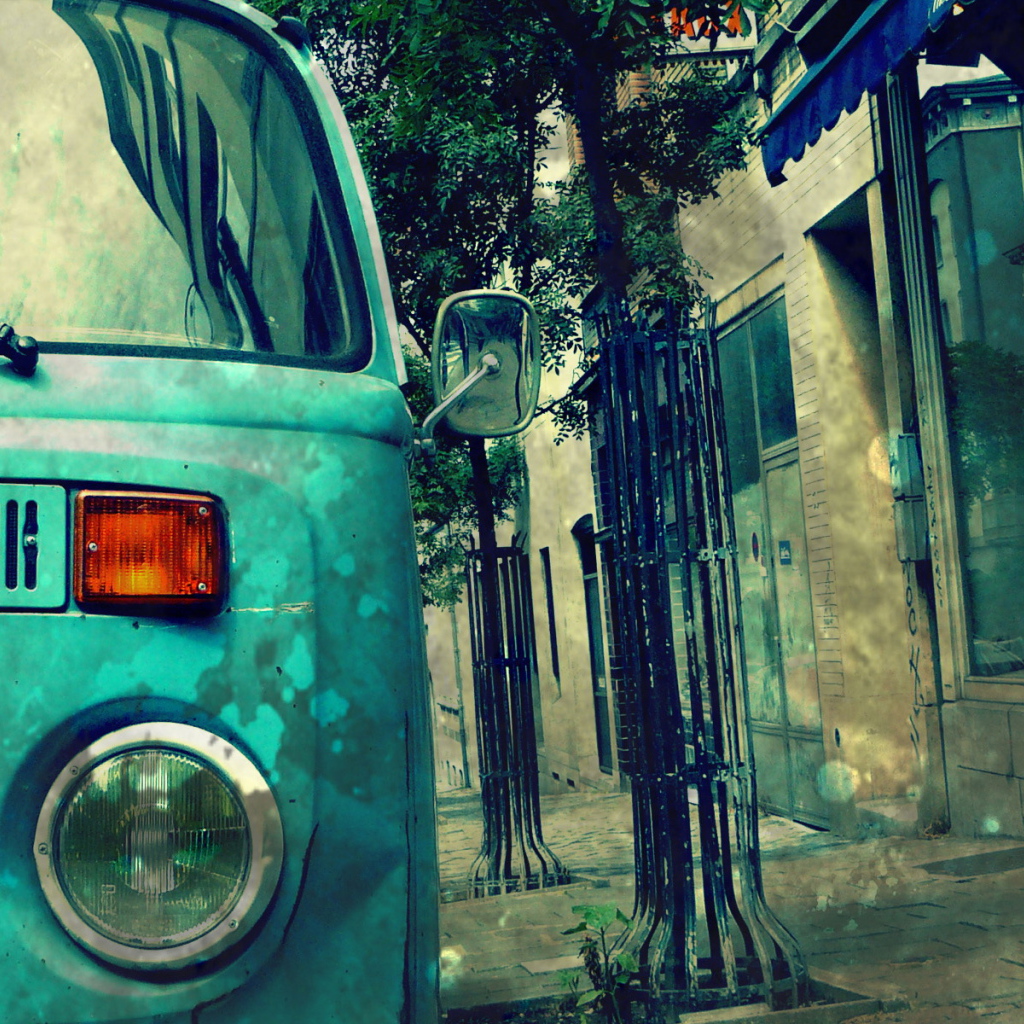 Ретро автомобиль на старой улице