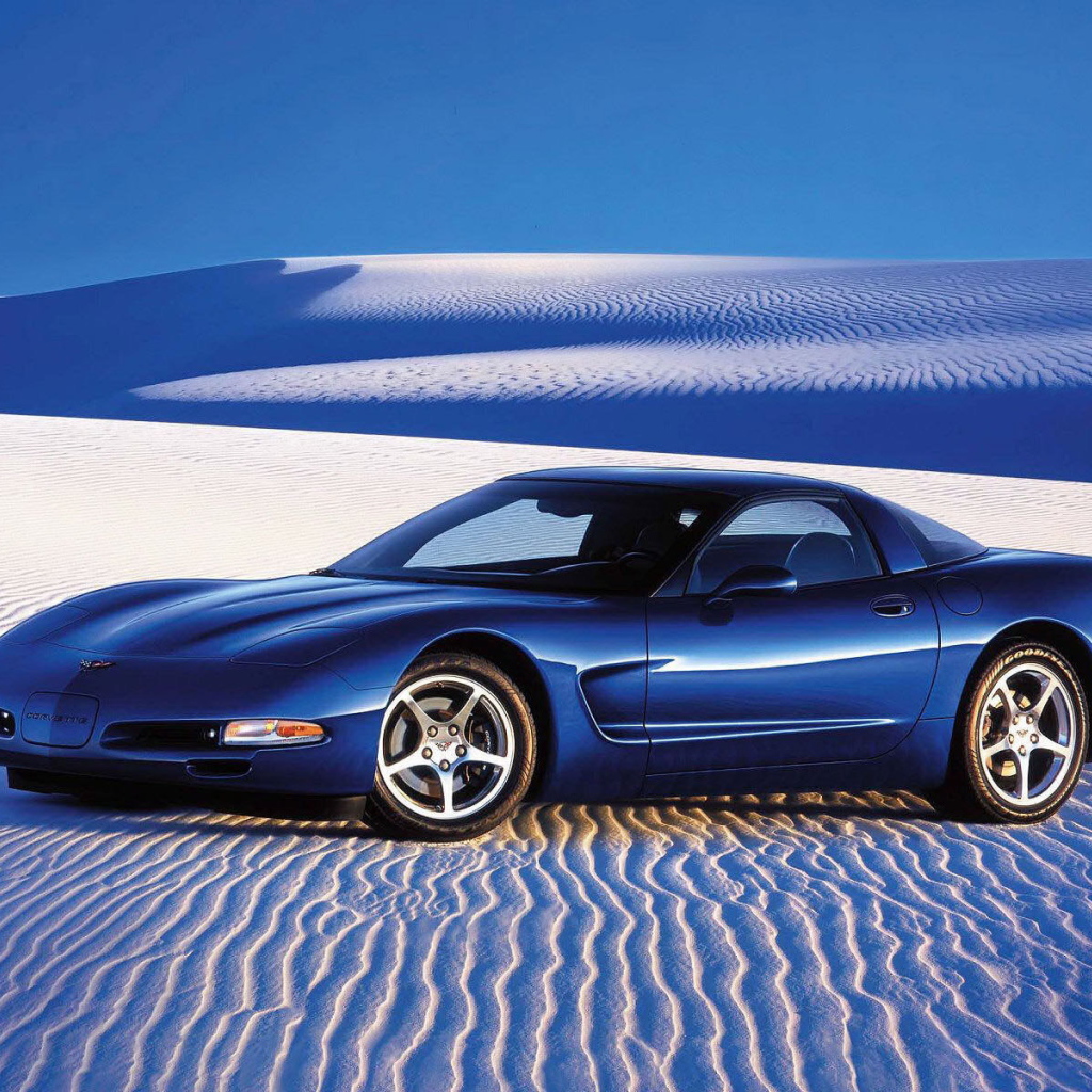 Синий автомобиль в голубой пустыне