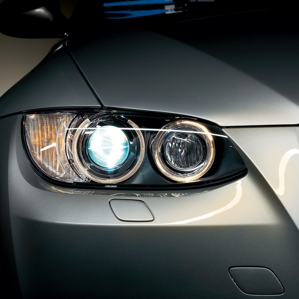 Фара серебристого автомобиля