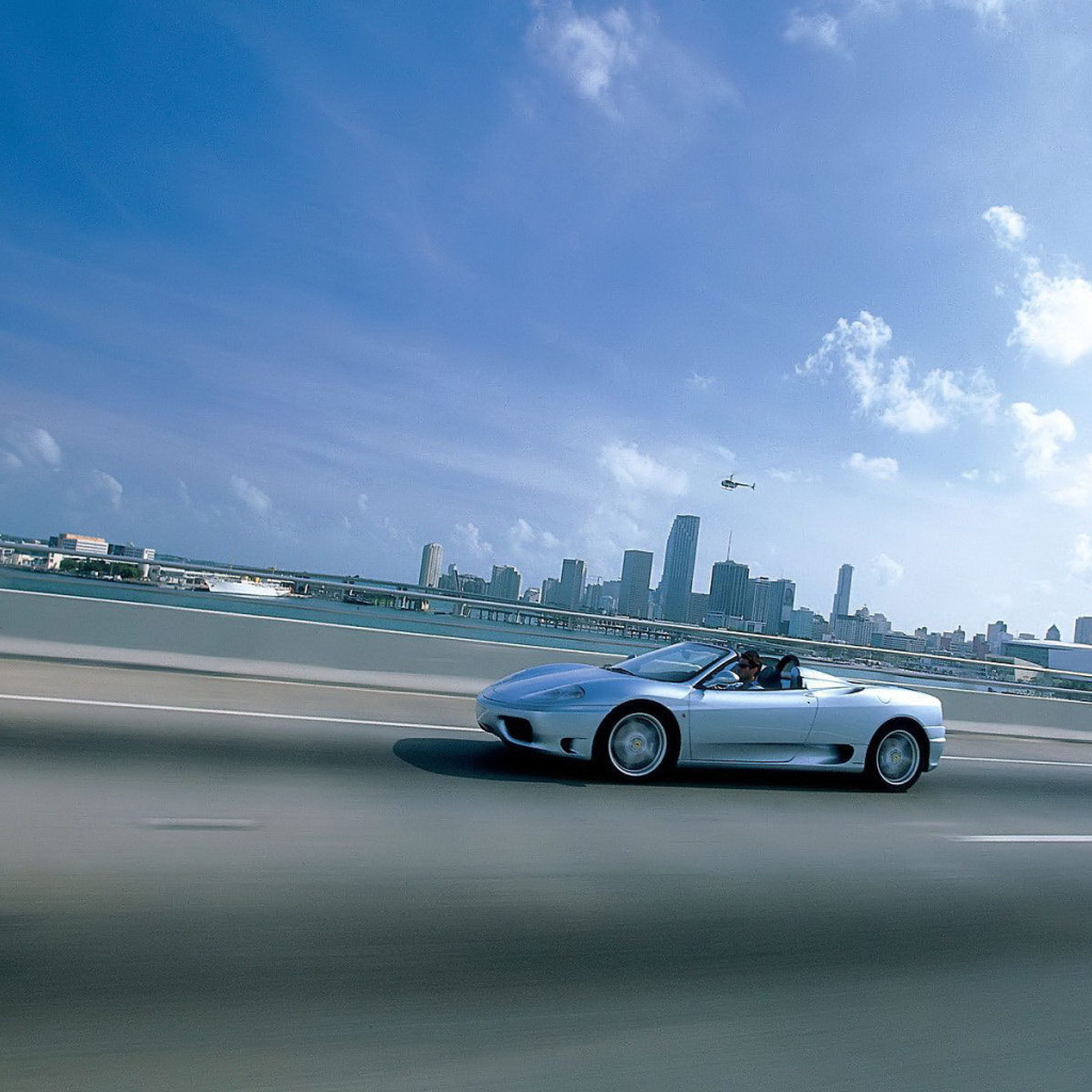 Белый кабриолет мчится по дороге