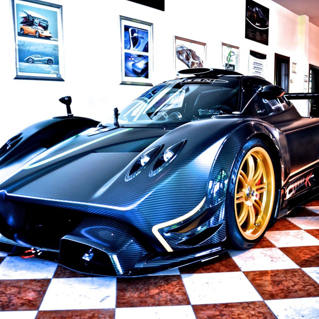 Автомобиль Pagani в помещении