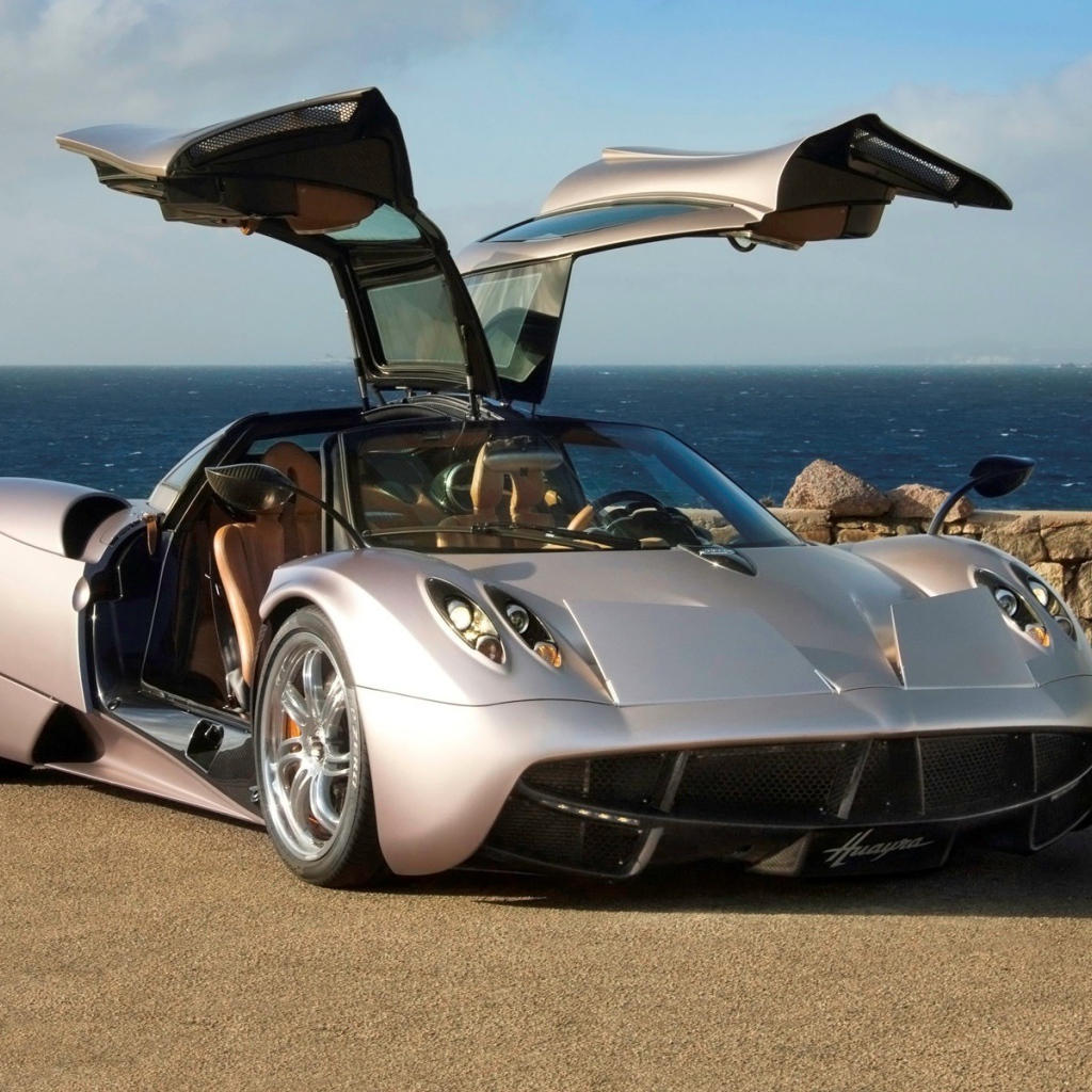 Авто Pagani на берегу моря