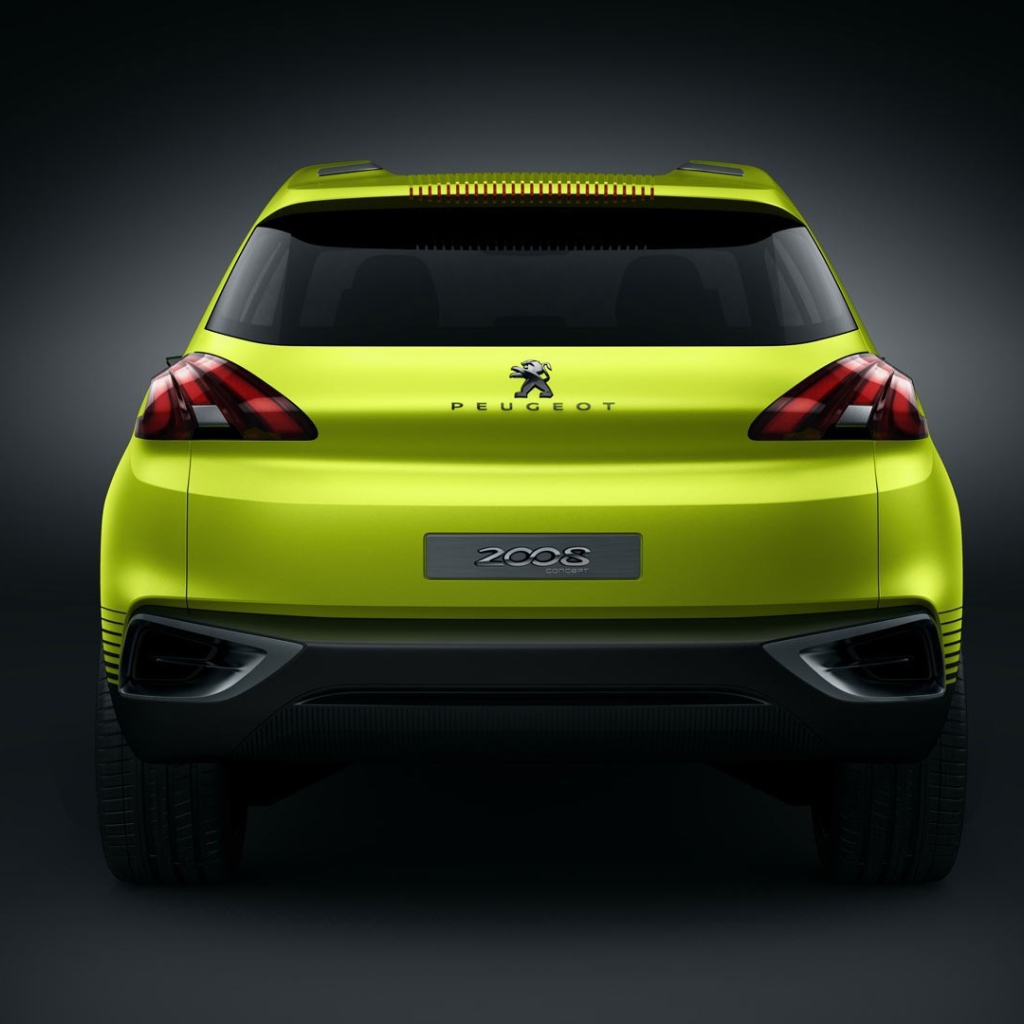 Вид сзади на желтый Peugeot 2008