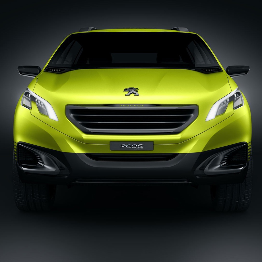Желтый Peugeot 2008 на сером фоне