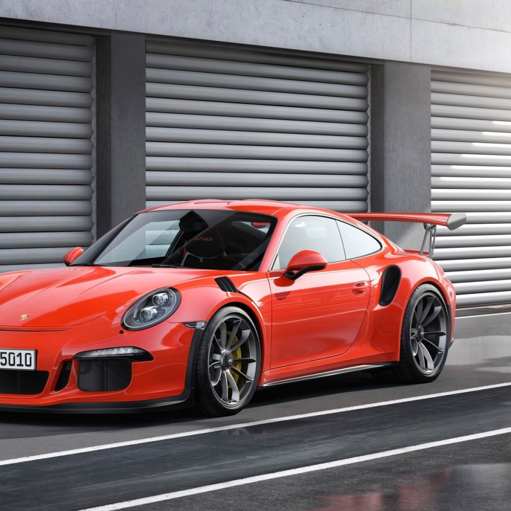 Красный Porsche 911 GT3 RS у ворот гаражей