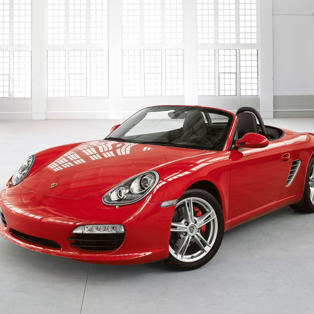 Красный Порше в белой комнате