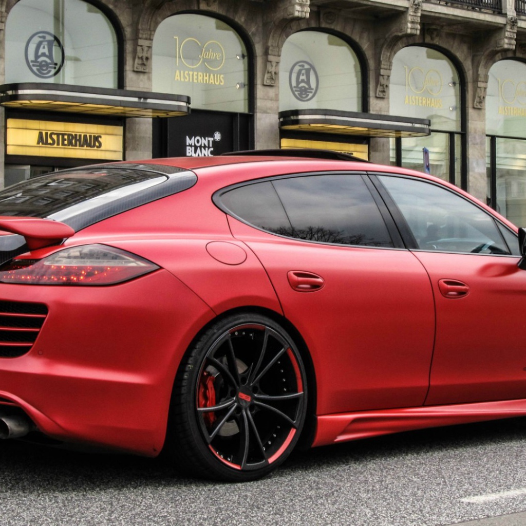 Красный автомобиль Porsche Panamera