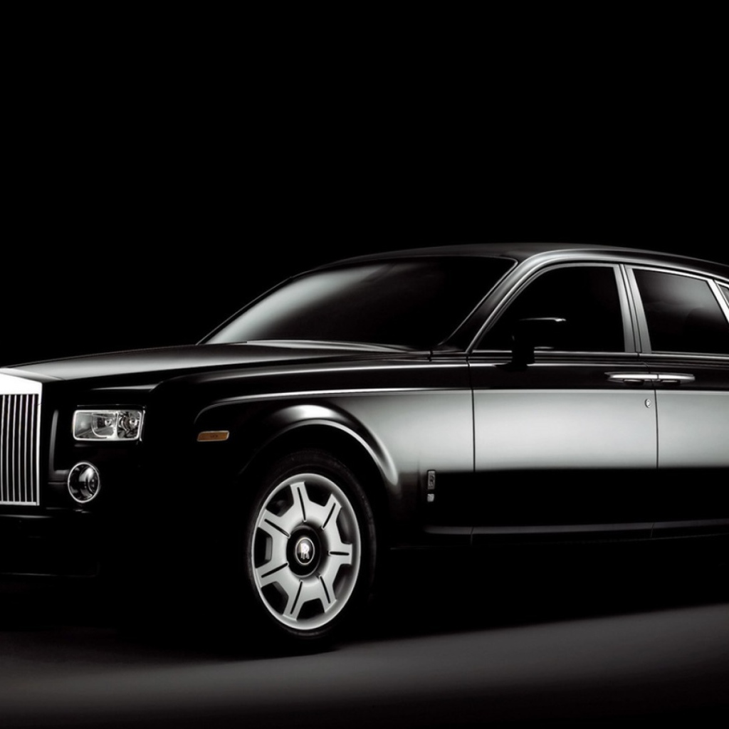 Черный Rolls-Royce Phantom на черном фоне
