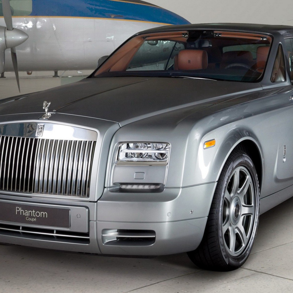 Серебристый Rolls-Royce Фантом