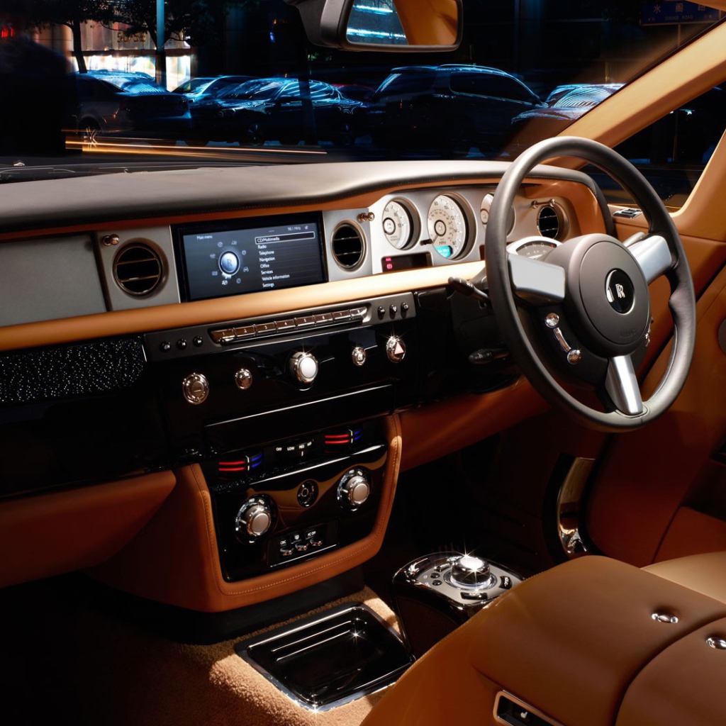 Руль справа в автомобиле Rolls-Royce Phantom