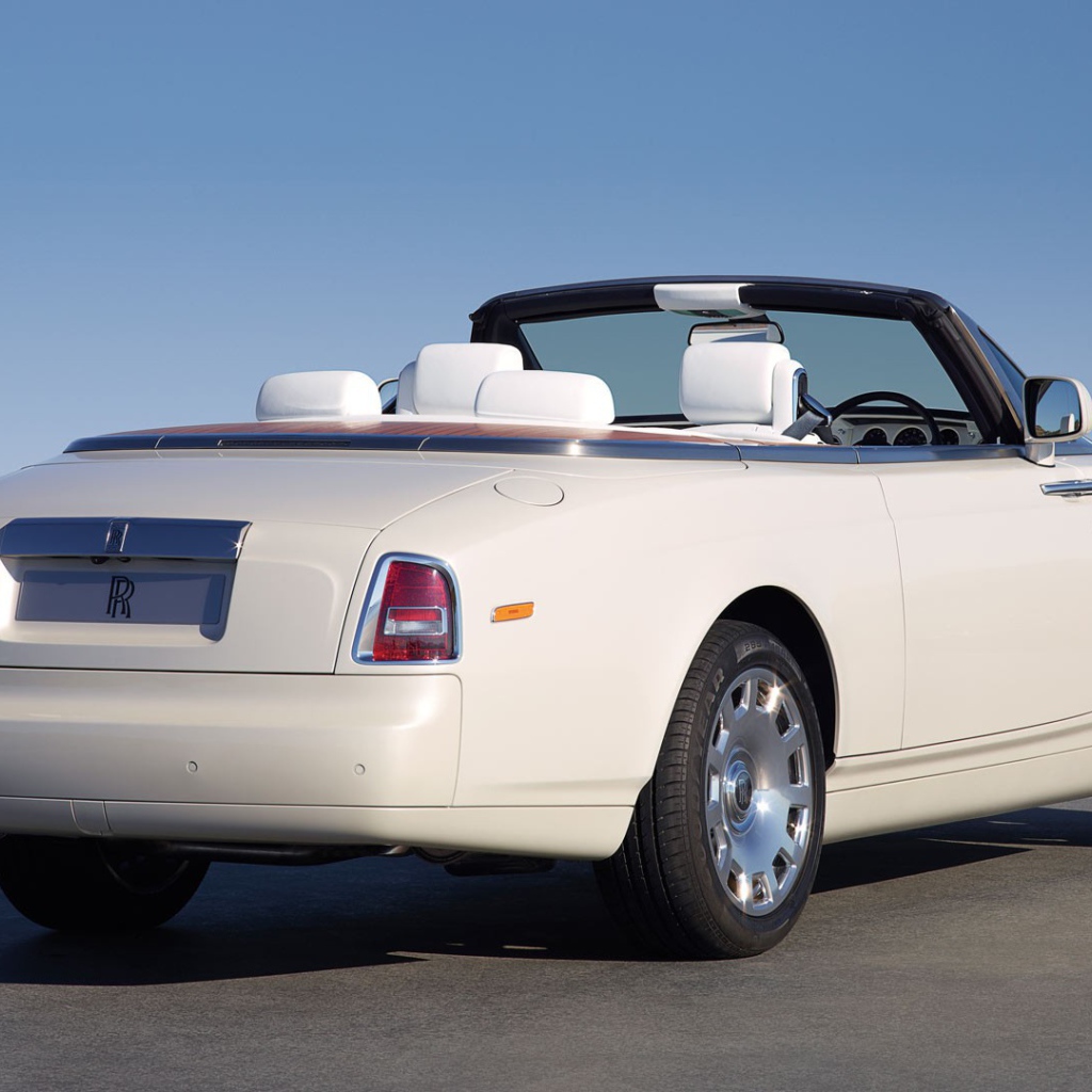 Белый кабриолет Rolls-Royce Phantom
