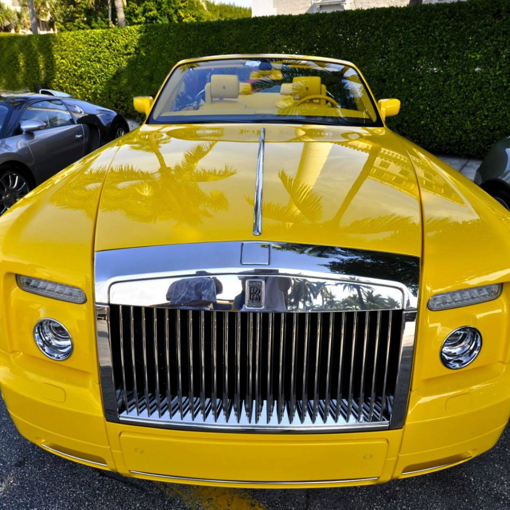 Желтый Rolls-Royce Phantom