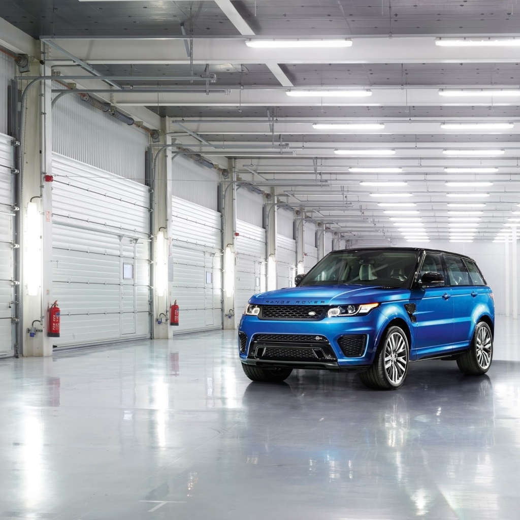 Голубой Range Rover в гараже
