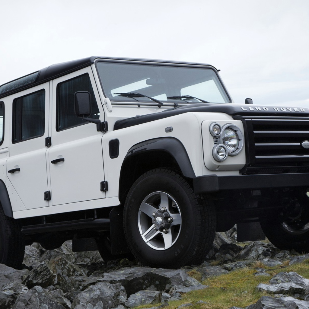 Белый внедорожник Land Rover в горах