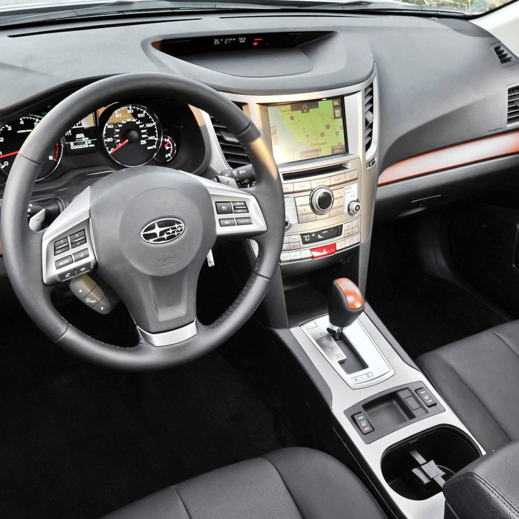 Черный салон авто Subaru Outback