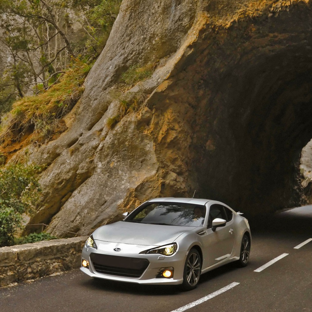 Автомобиль Subaru BRZ у тоннеля