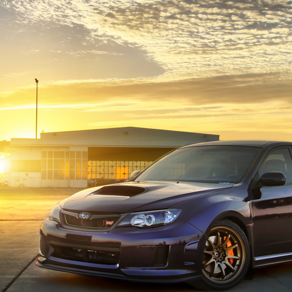 Автомобиль Subaru Impreza на восходе солнца