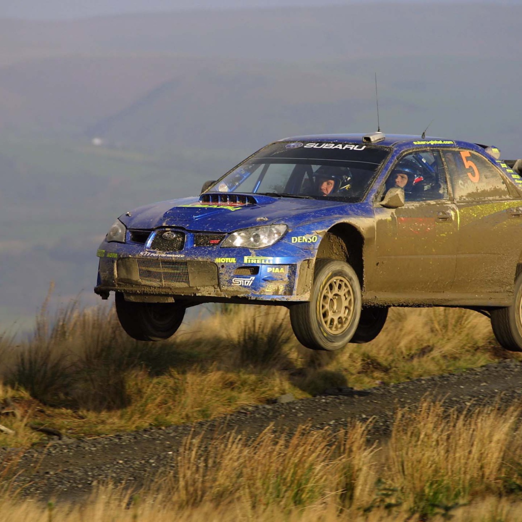Грязный гоночный автомобиль Subaru