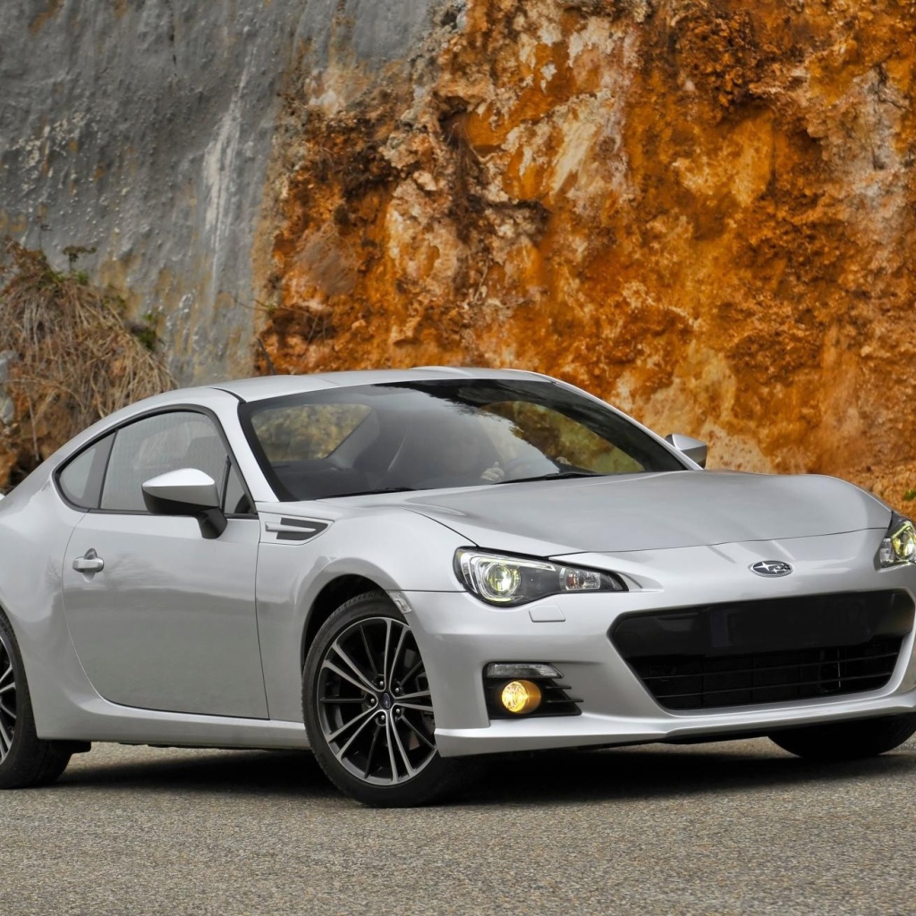 Серая Subaru BRZ у скалы