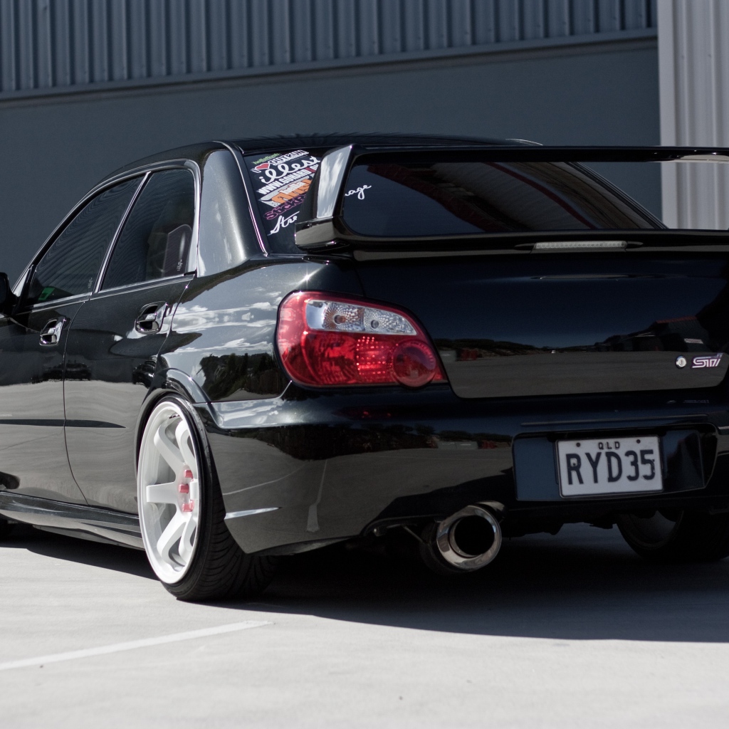 Вид сзади на черную Subaru Impreza WRX STi