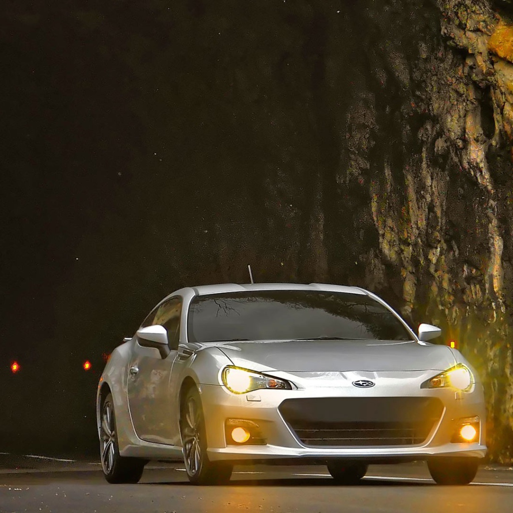 Серебристый Subaru BRZ выезжает из тоннеля