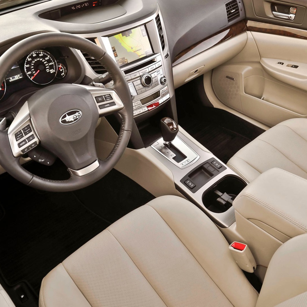 Белый салон Subaru Legacy