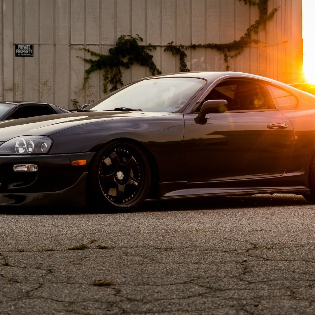 Черная Toyota Supra на фоне заката