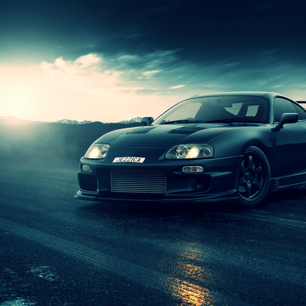 Черная Toyota Supra на шоссе