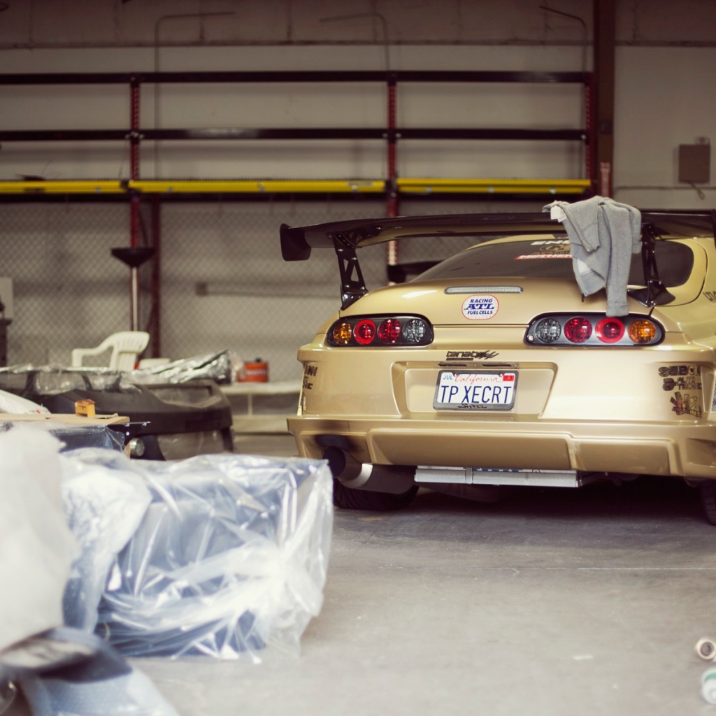 Коричневая Toyota Supra MK4 в гараже